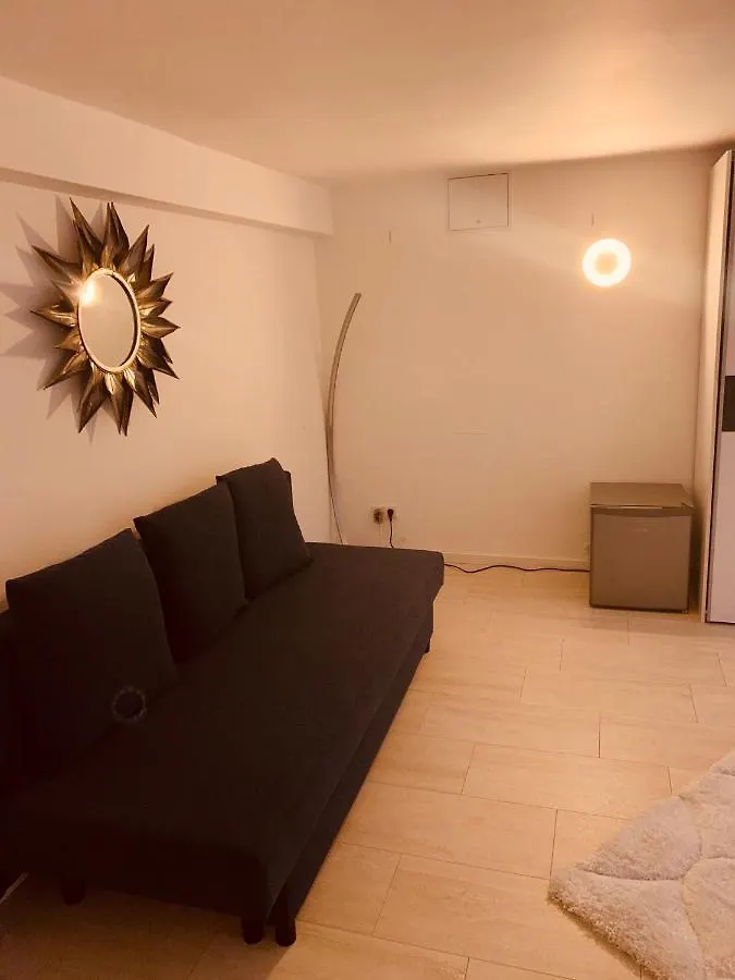 Souterrain Zimmer mit separatem Eingang und Bad Düsseldorf Privatunterkunft